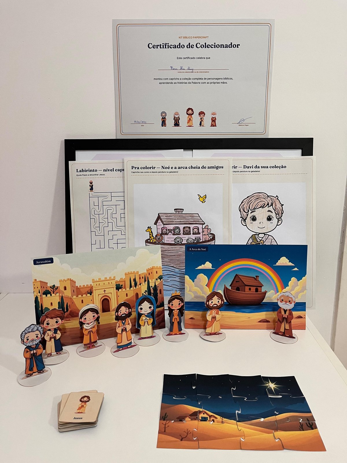Kit Bíblico Papercraft montado de verdade: personagens em pé, cenários, quebra-cabeça, jogo da memória e páginas de colorir.